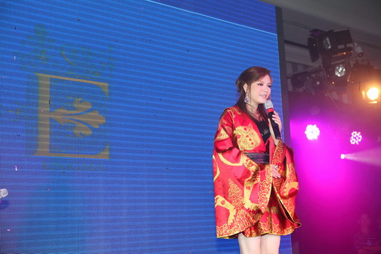 Tiếp sau đó, Lý Nhã Kỳ đã tổ chức đêm tiệc 