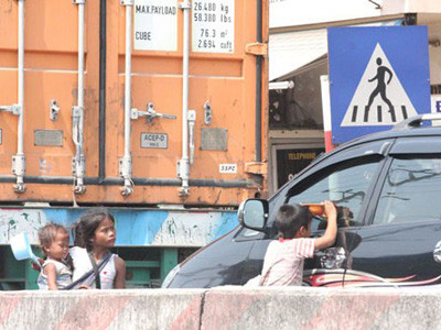 Bất chấp nguy hiểm, khi xe dừng, những đứa trẻ này lao ra xin tiền tài xế