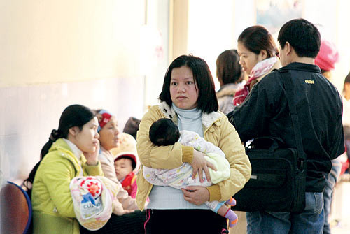 Bệnh nhi đến khám và điều trị ở các bệnh viện tăng vọt