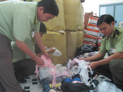 Đội quản lý thị trường số 7 (Bình Định) thu giữ hàng trăm chiếc áo ngực chứa dung dịch lạ