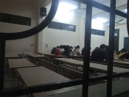 Một lớp với nhiều sinh viên đi học hộ cho các 