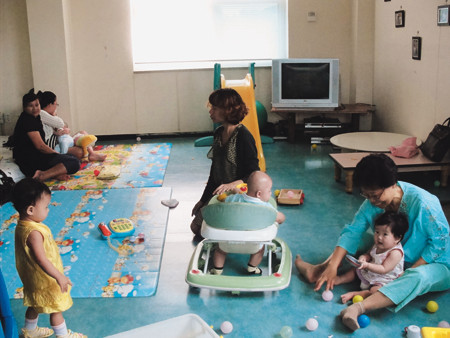 Những đứa con của gia đình đa văn hóa được trông giữ miễn phí để người mẹ yên tâm học tập