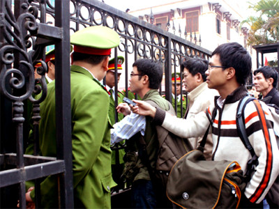 Các phóng viên tác nghiệp bên ngoài phiên sơ thẩm vụ án Sầm Đức Xương được xử kín ngày 10-3.