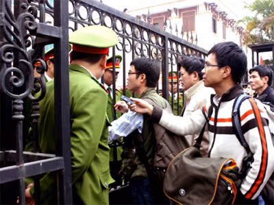 Các phóng viên tác nghiệp bên ngoài phiên sơ thẩm vụ án Sầm Đức Xương được xử kín ngày 10-3.