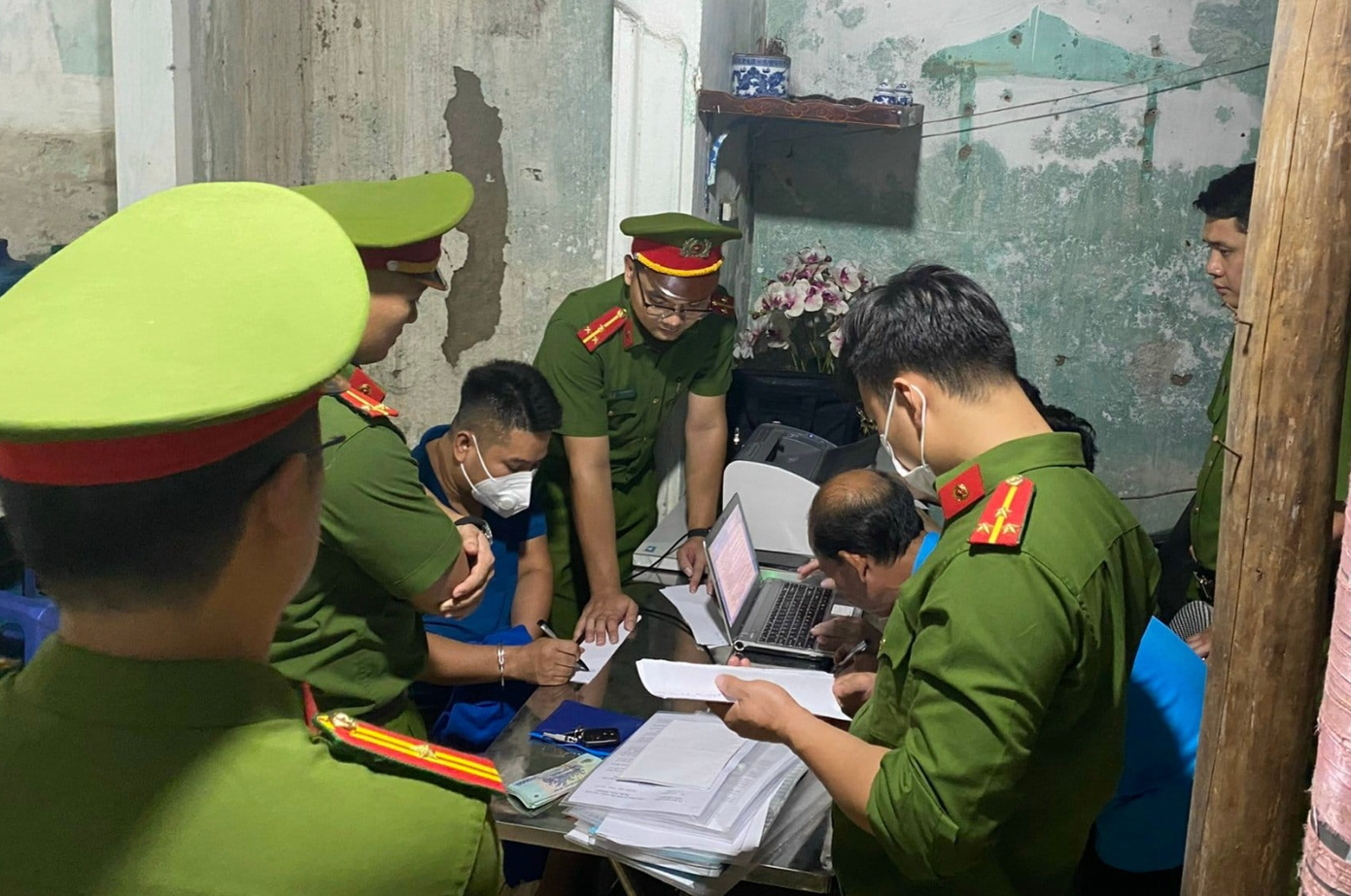 Cơ quan điều tra khám xét tại nhà Thành. Cơ quan điều tra khám xét tại nhà Thành.