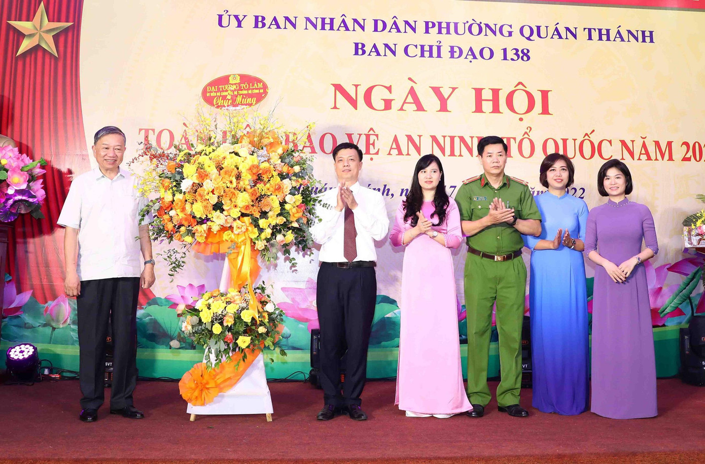 Đại tướng Tô Lâm trao hoa cùng các phần quà tặng Đảng uỷ, UBND phường Quán Thánh, quận Ba Đình, TP Hà Nội. Đại tướng Tô Lâm trao hoa cùng các phần quà tặng Đảng uỷ, UBND phường Quán Thánh, quận Ba Đình, TP Hà Nội.
