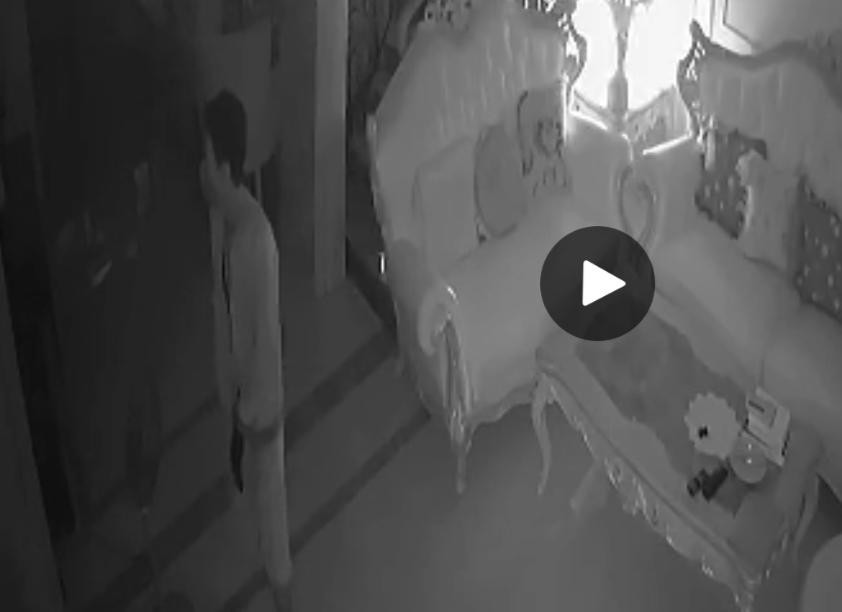 Hình ảnh kẻ gian đột nhập vào nhà dân ở KĐT Gamuda. Ảnh cắt từ clip.