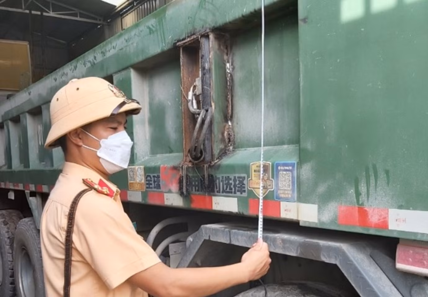 Lực lượng CSGT xử lý xe cơi nới thùng.
