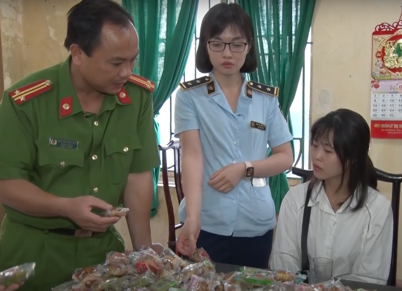 Lực lượng chức năng phát hiện số bánh trung thu không rõ nguồn gốc xuất xứ.