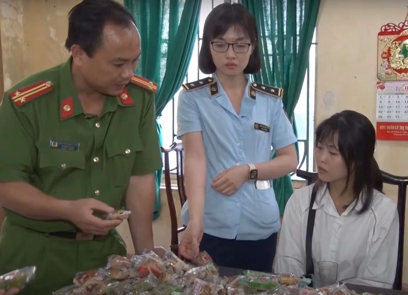 Lực lượng chức năng phát hiện số bánh trung thu không rõ nguồn gốc xuất xứ.