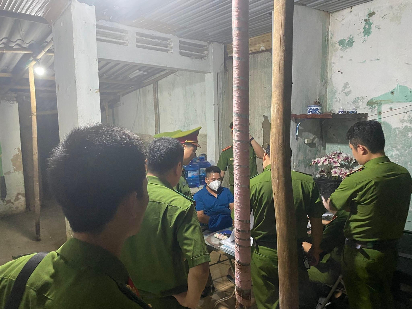 Thành (áo xanh). Thành (áo xanh).