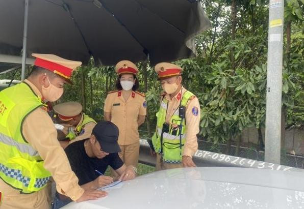 Lực lượng CSGT xử lý các trường hợp dương tính với ma tuý.