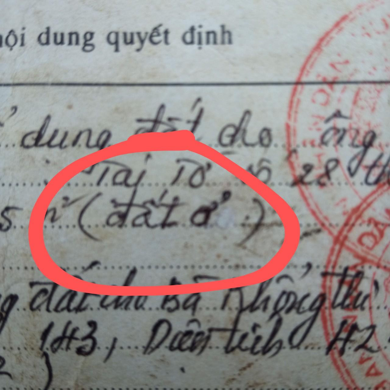 Vết tẩy xoá, sửa chữa GCNQSDĐ của ông Nguyễn Văn Tài khá lộ liễu. Vết tẩy xoá, sửa chữa GCNQSDĐ của ông Nguyễn Văn Tài khá lộ liễu.