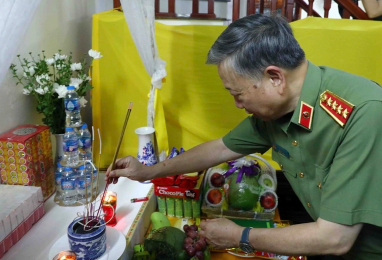 Đại tướng Tô Lâm thắp hương tưởng nhớ các CBCS hy sinh trong khi chữa cháy tại quán karaoke trên địa bàn quận Cầu Giấy. (Ảnh: Quốc Chính). Đại tướng Tô Lâm thắp hương tưởng nhớ các CBCS hy sinh trong khi chữa cháy tại quán karaoke trên địa bàn quận Cầu Giấy. (Ảnh: Quốc Chính).