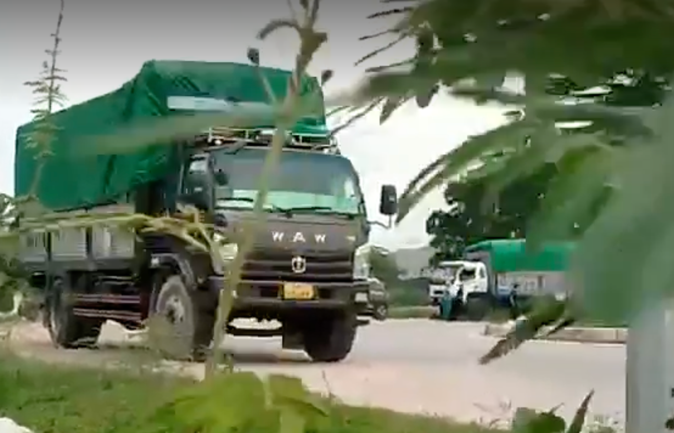 Cơ quan chức năng kiểm tra xe chở hàng hoá vi phạm của một công ty môi trường. Cơ quan chức năng kiểm tra xe chở hàng hoá vi phạm của một công ty môi trường.