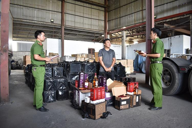 Tài xế cùng số rượu không hoá đơn chứng từ. Tài xế cùng số rượu không hoá đơn chứng từ.