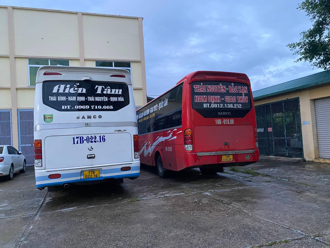 Hai xe khách bị công an tạm giữ.