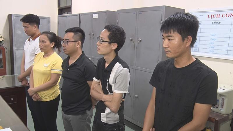 Các đối tượng tại cơ quan công an.