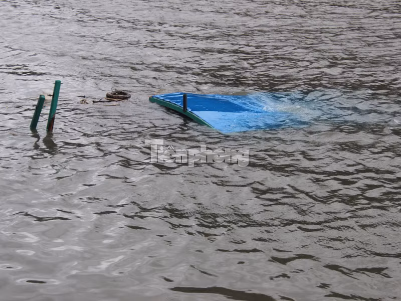 Tàu chìm ở Quảng Ninh. Ảnh: Thành Duy. Tàu chìm ở Quảng Ninh. Ảnh: Thành Duy