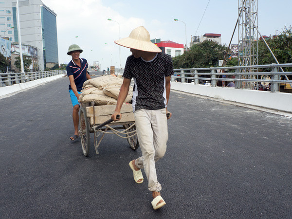 Những bão xi măng cuối cùng được di dời khỏi cây cầu