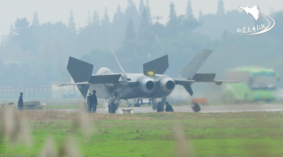 Phi cơ tiêm kích J-20 