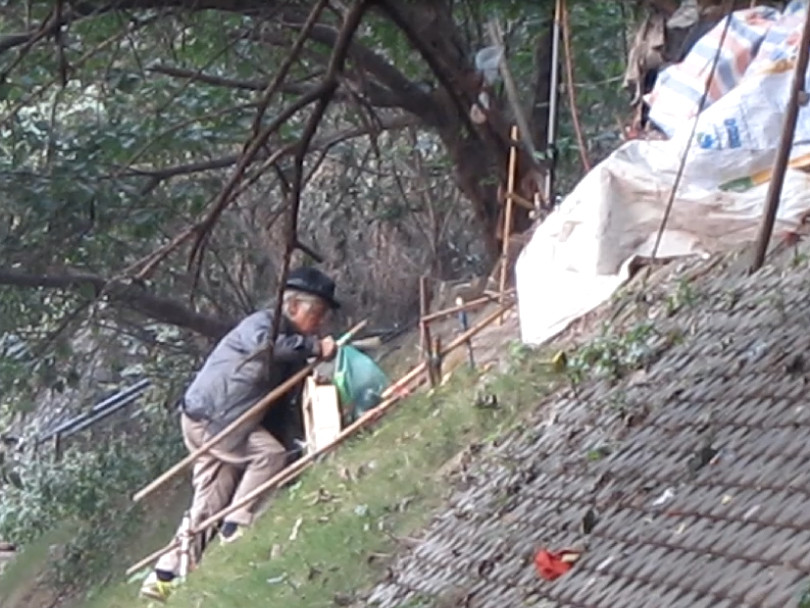 Ông lão đi nhặt phế liệu trở về túp lều của mình