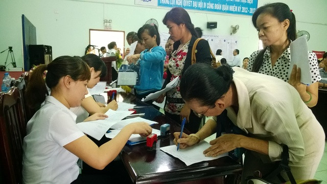 Người lao động làm thủ tục hưởng trợ cấp thất nghiệp tại sàn giao dịch việc làm do LĐLĐ quận 12, TPHCM tổ chức. Người lao động làm thủ tục hưởng trợ cấp thất nghiệp tại sàn giao dịch việc làm do LĐLĐ quận 12, TPHCM tổ chức.