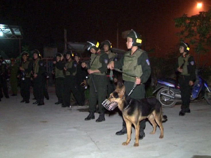 Sau khi chạy thoát khỏi cuộc rượt đuổi của những người thân nhà con tin, các đối tượng bỏ chạy về hướng Sơn La - Hòa Bình