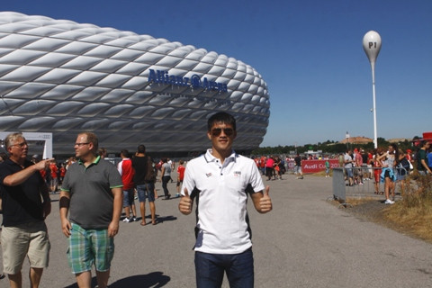 Công Vinh trước sân vận động Allianz Arena