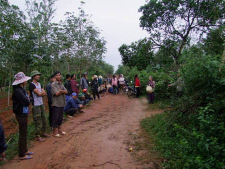 Người dân tập trung trước cổng nhà anh Bình