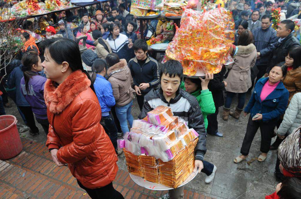 Trẻ nhỏ, người lớn hối hả với những mâm sính lễ