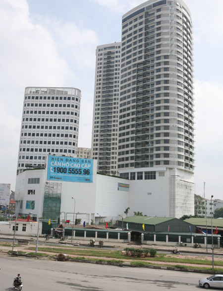 Dù có nhiều chương trình khuyến mại nhưng thị trường BĐS vẫn hết sức trầm lắng. Trong ảnh: Tòa nhà dự án Indochinaplaza Hà Nội