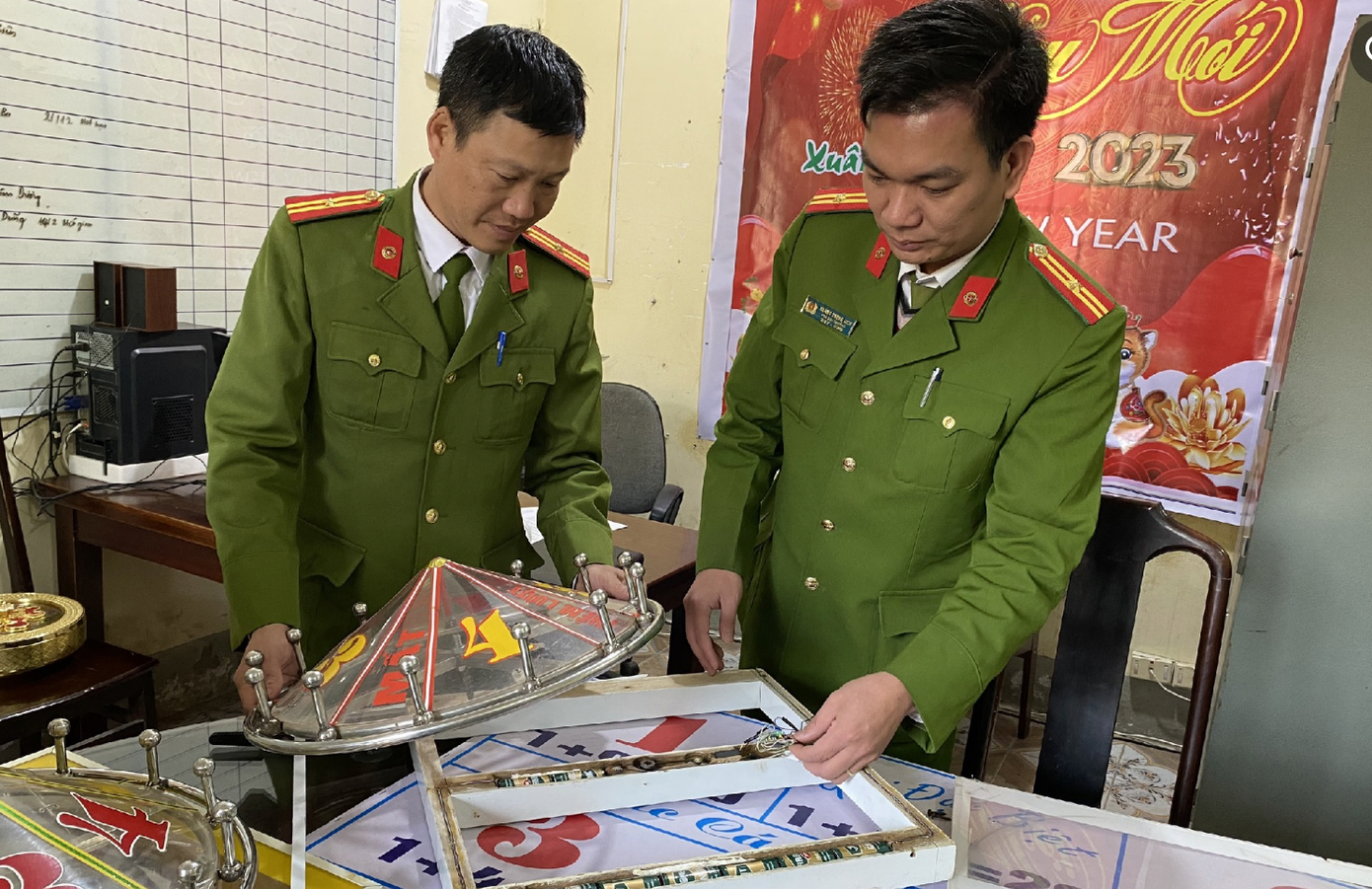 Chiếc nón kì diệu được cài đặt bởi nhiều con chíp và điều khiển từ xa. Chiếc nón kì diệu được cài đặt bởi nhiều con chíp và điều khiển từ xa.