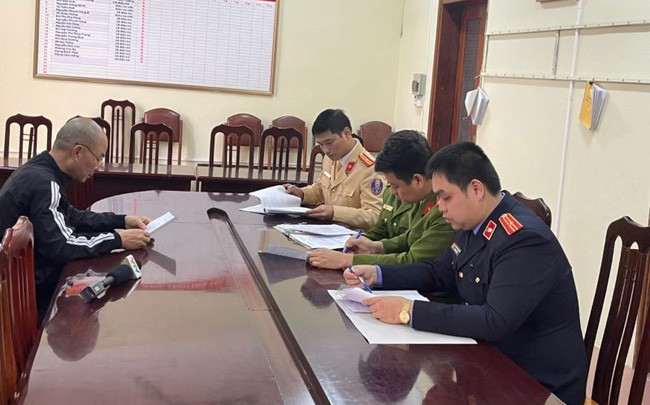 Lái xe Đỗ Đình Tám tại cơ quan công an. Ảnh: CAND