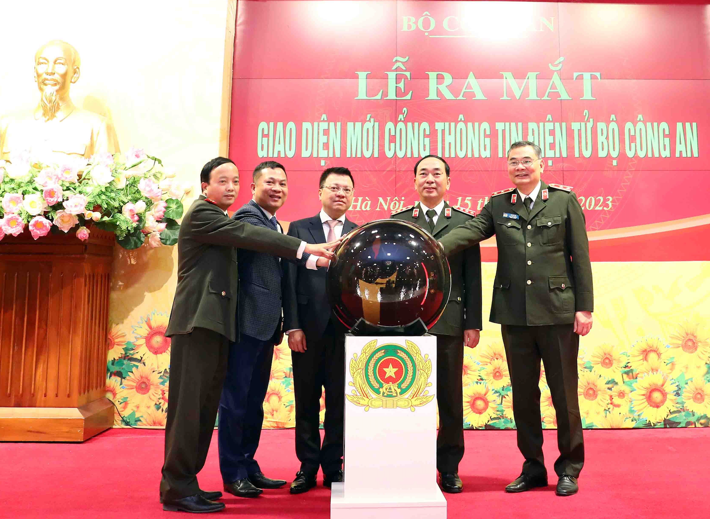 Thứ trưởng Trần Quốc Tỏ cùng các đại biểu tại lễ ra mắt.