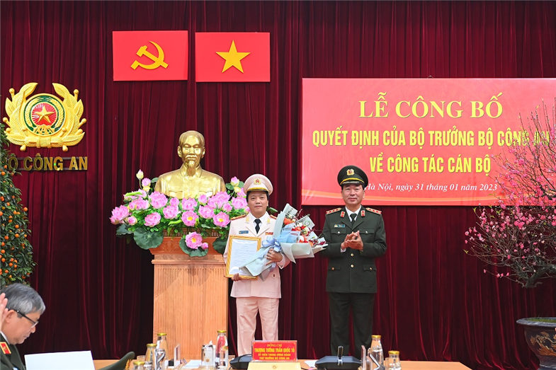 Đại tá Đặng Hồng Đức (trái) tại lễ trao quyết định. Đại tá Đặng Hồng Đức (trái) tại lễ trao quyết định.