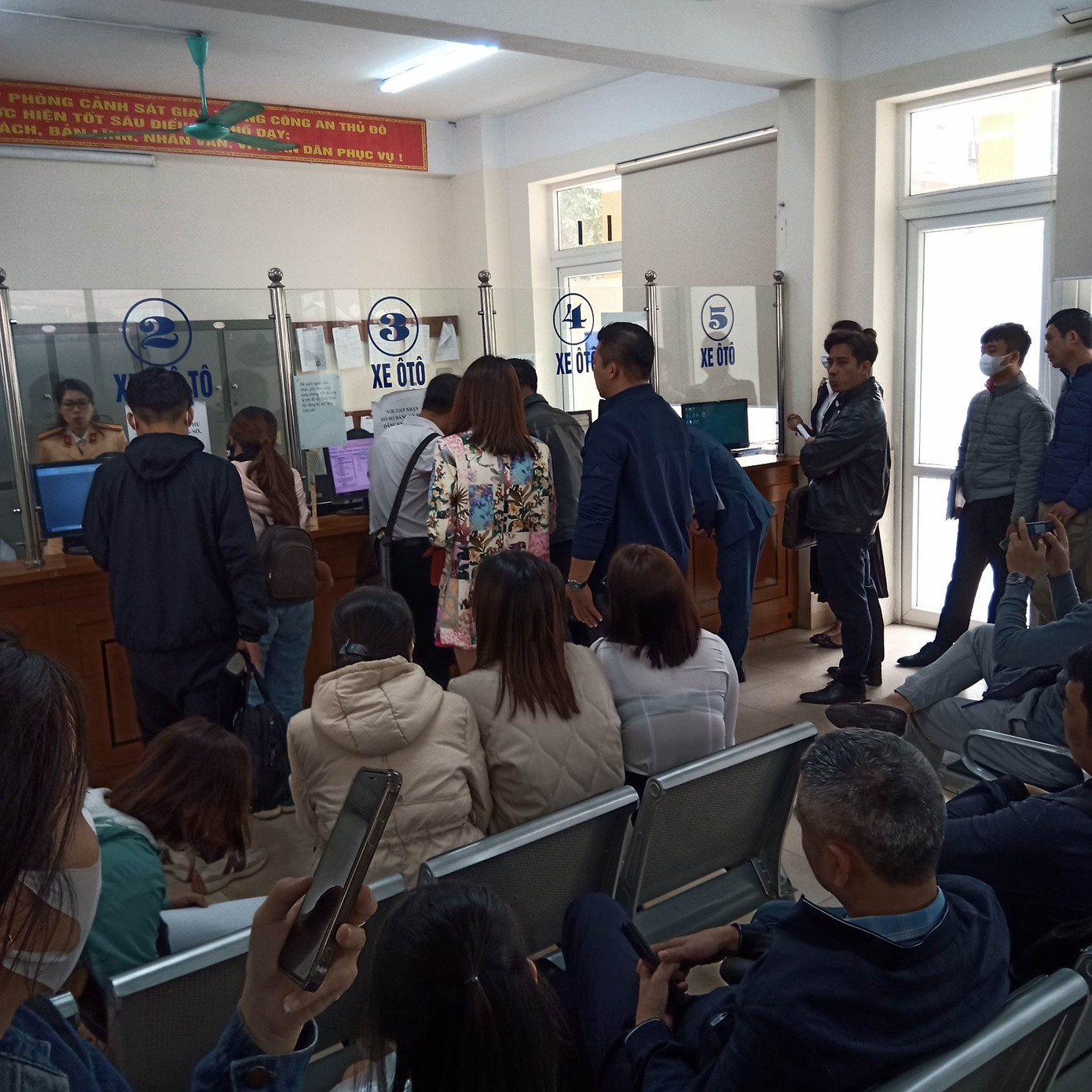 Người dân chen chúc tại điểm đăng ký xe trên đường Nguyễn Khuyến. Người dân chen chúc tại điểm đăng ký xe trên đường Nguyễn Khuyến.