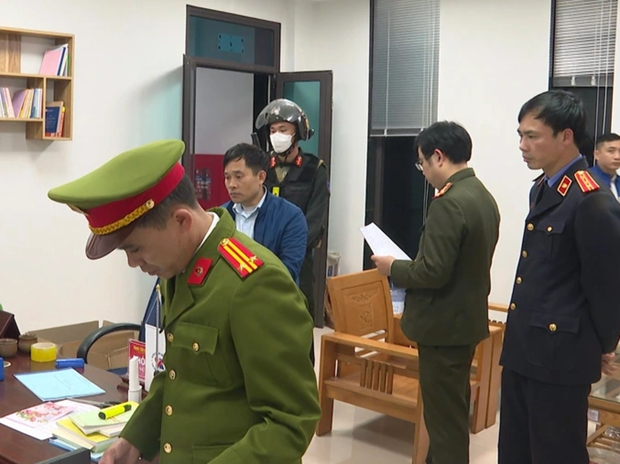 Bị can Phùng Mạnh Duẩn mặc áo xanh dương.