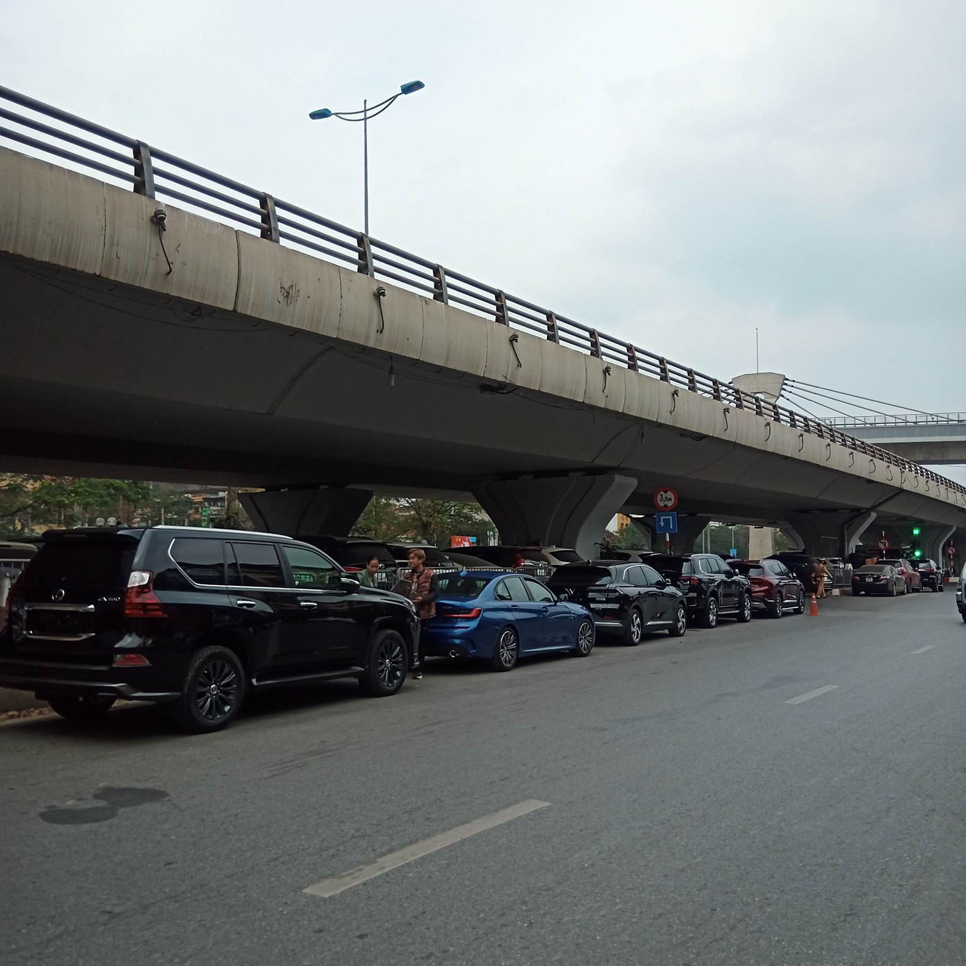 Xe đi đăng ký xếp hàng cả hai bên đường Láng. Ảnh: Đ.H Xe đi đăng ký xếp hàng cả hai bên đường Láng. Ảnh: Đ.H