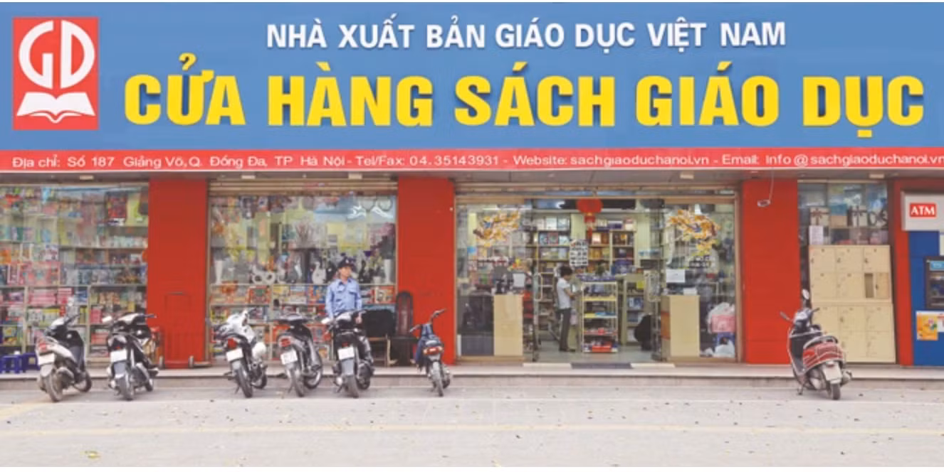 Học sinh phải mua SGK giá cao hơn quy định cả trăm tỷ đồng.
