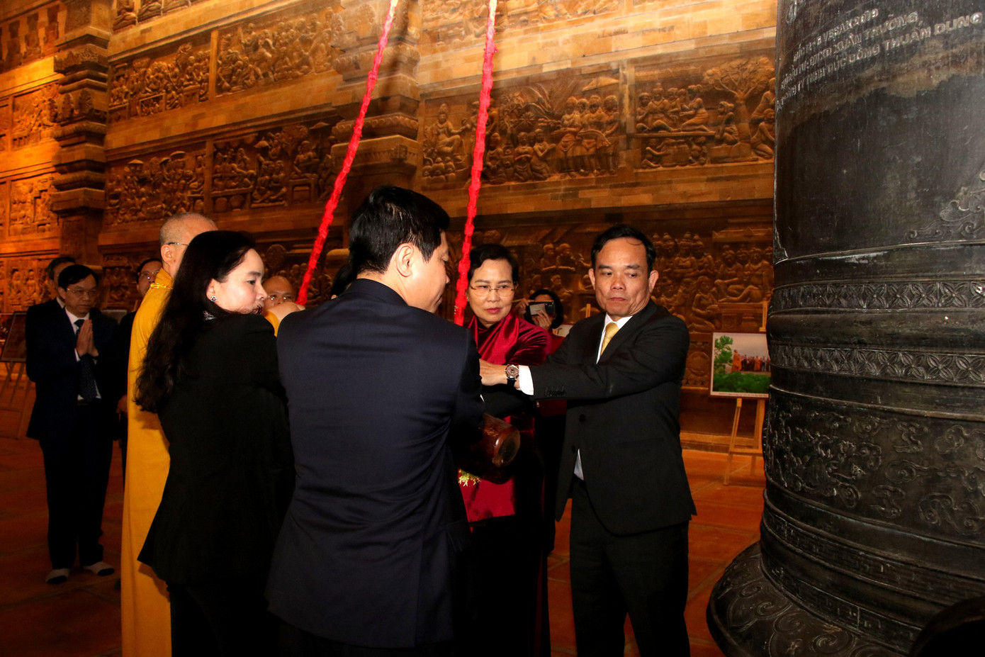 Phó Thủ tướng gióng chuông tại chùa Tam Chúc.