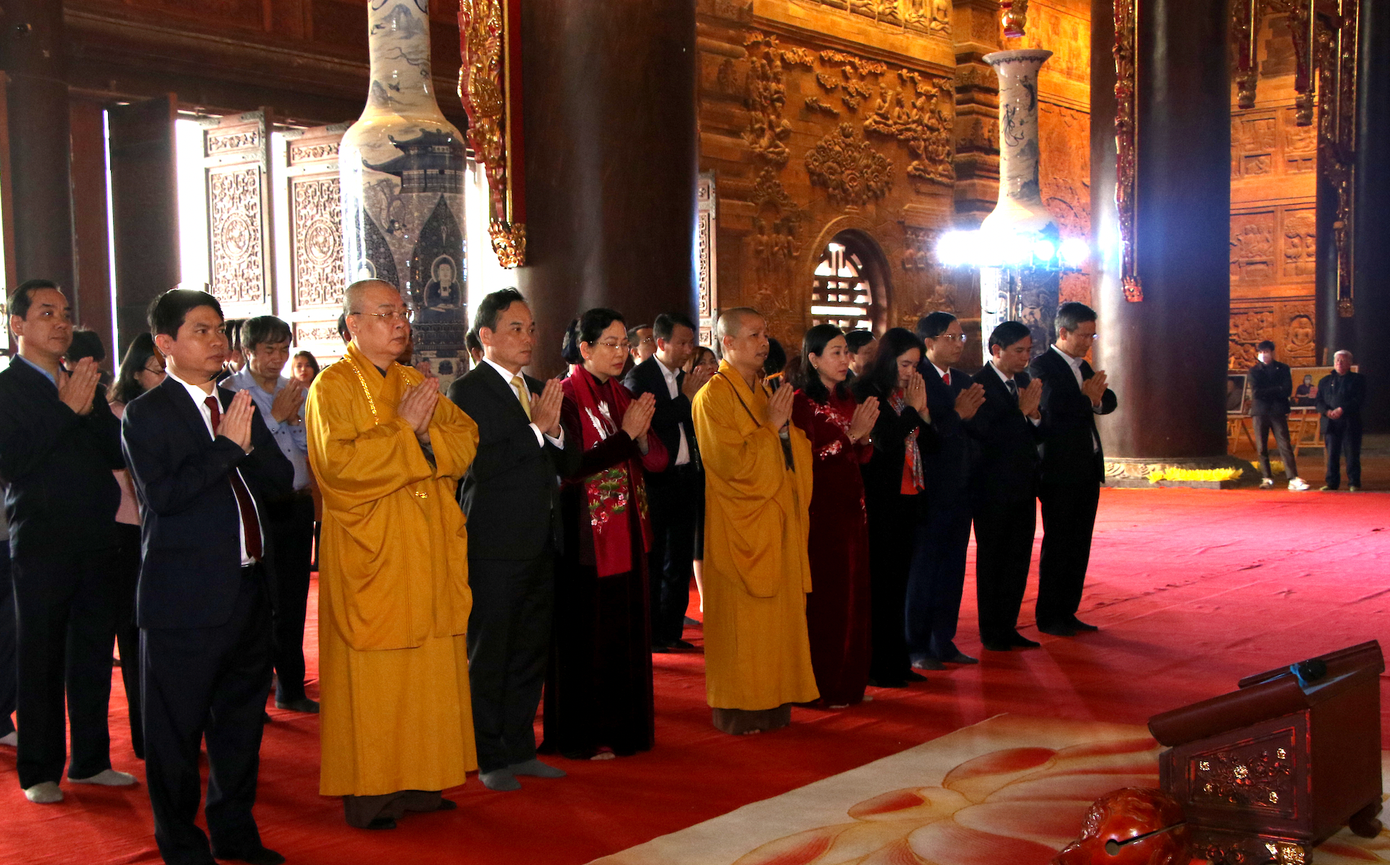Phó Thủ tướng Chính phủ Trần Lưu Quang cùng các chức sắc Giáo hội Phật giáo, lãnh đạo tỉnh Hà Nam dâng hương cầu quốc thái dân an tại Lễ hội chùa Tam Chúc năm 2023.