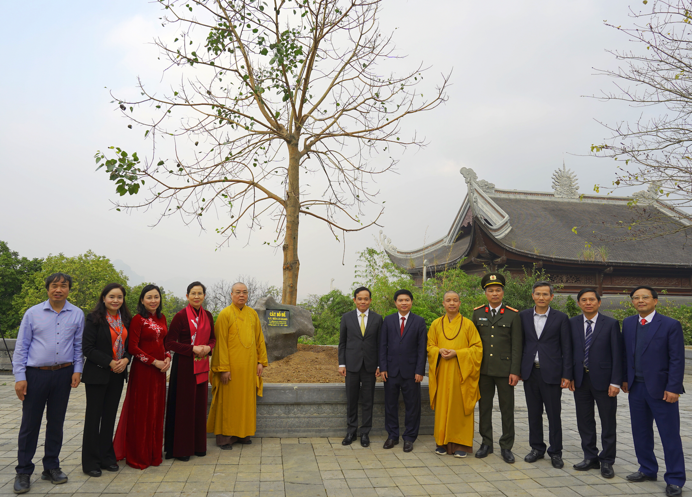 Phó Thủ tướng Chính phủ Trần Lưu Quang cùng các đồng chí lãnh đạo tỉnh trồng cây lưu niệm tại khu vực điện Tam Thế.