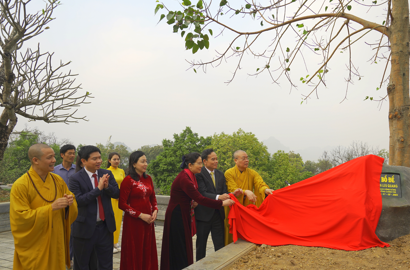 Phó Thủ tướng trồng cây tại chùa Tam Chúc.