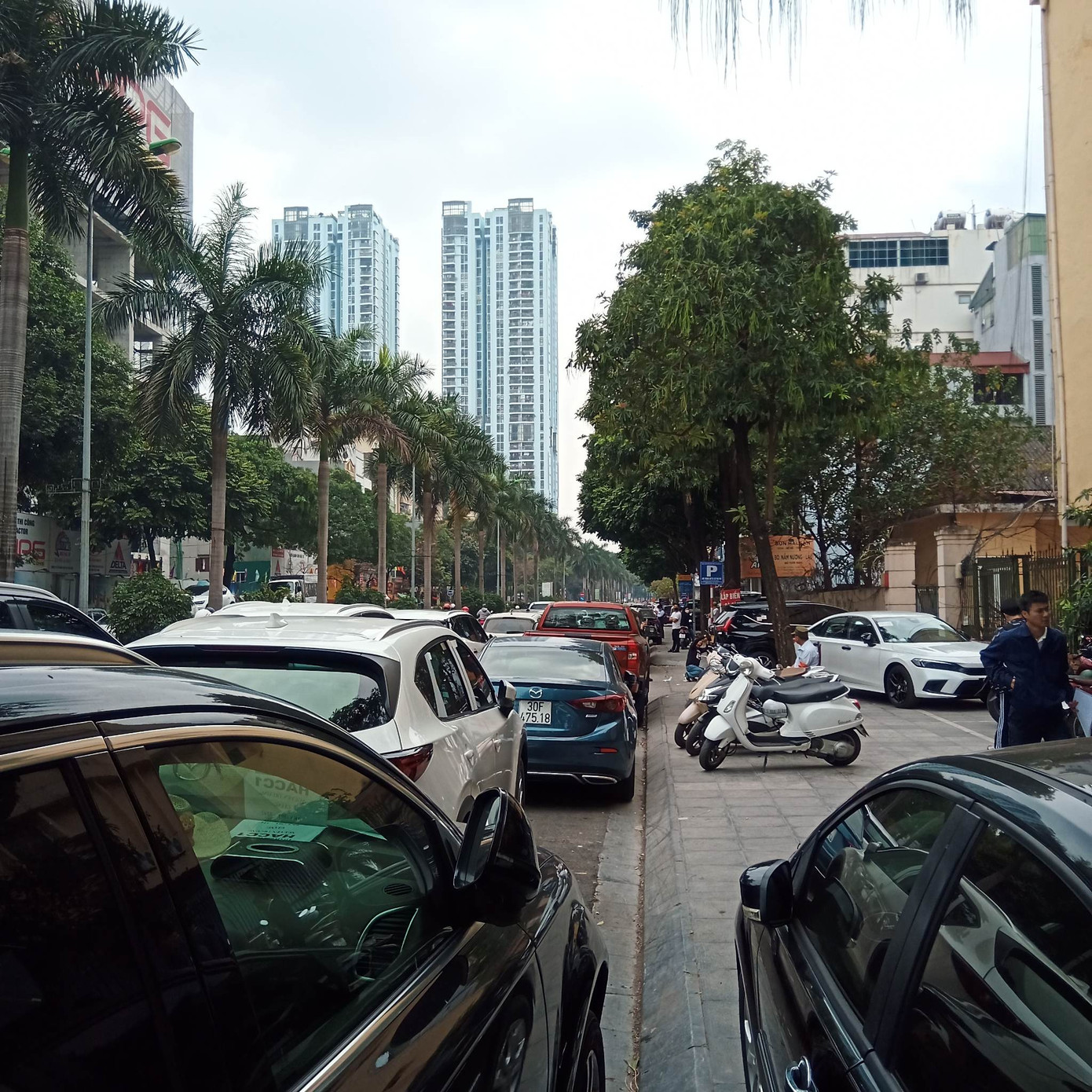 Nhiều phương tiện đi đăng ký tràn cả lên vỉa hè trên đường Nguyễn Khuyến. Ảnh: Đ.H Nhiều phương tiện đi đăng ký tràn cả lên vỉa hè trên đường Nguyễn Khuyến. Ảnh: Đ.H