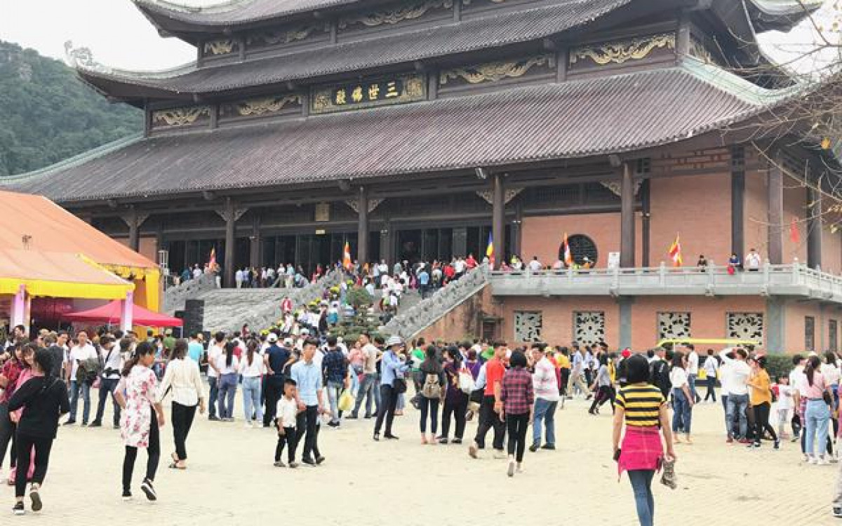 Người dân đến chùa Bái Đính (Ninh Bình).