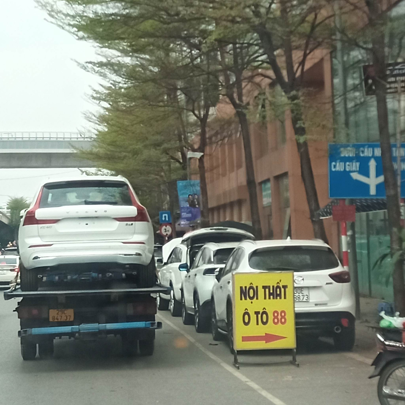 Tại điểm đăng ký xe trên đường Láng (Đống Đa) cũng diễn ra tình trạng tương tự. Ảnh: Đ.H Tại điểm đăng ký xe trên đường Láng (Đống Đa) cũng diễn ra tình trạng tương tự. Ảnh: Đ.H