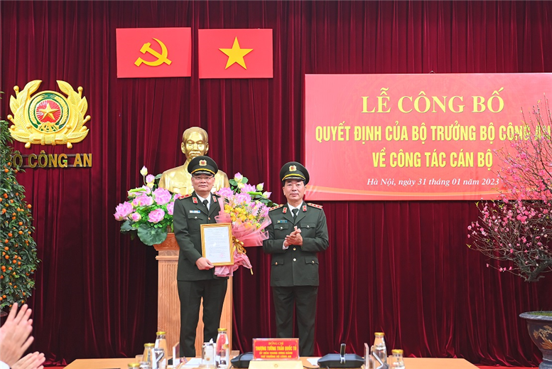 Trung tướng Tô Ân Xô (trái) tại lễ trao quyết định. Trung tướng Tô Ân Xô (trái) tại lễ trao quyết định.