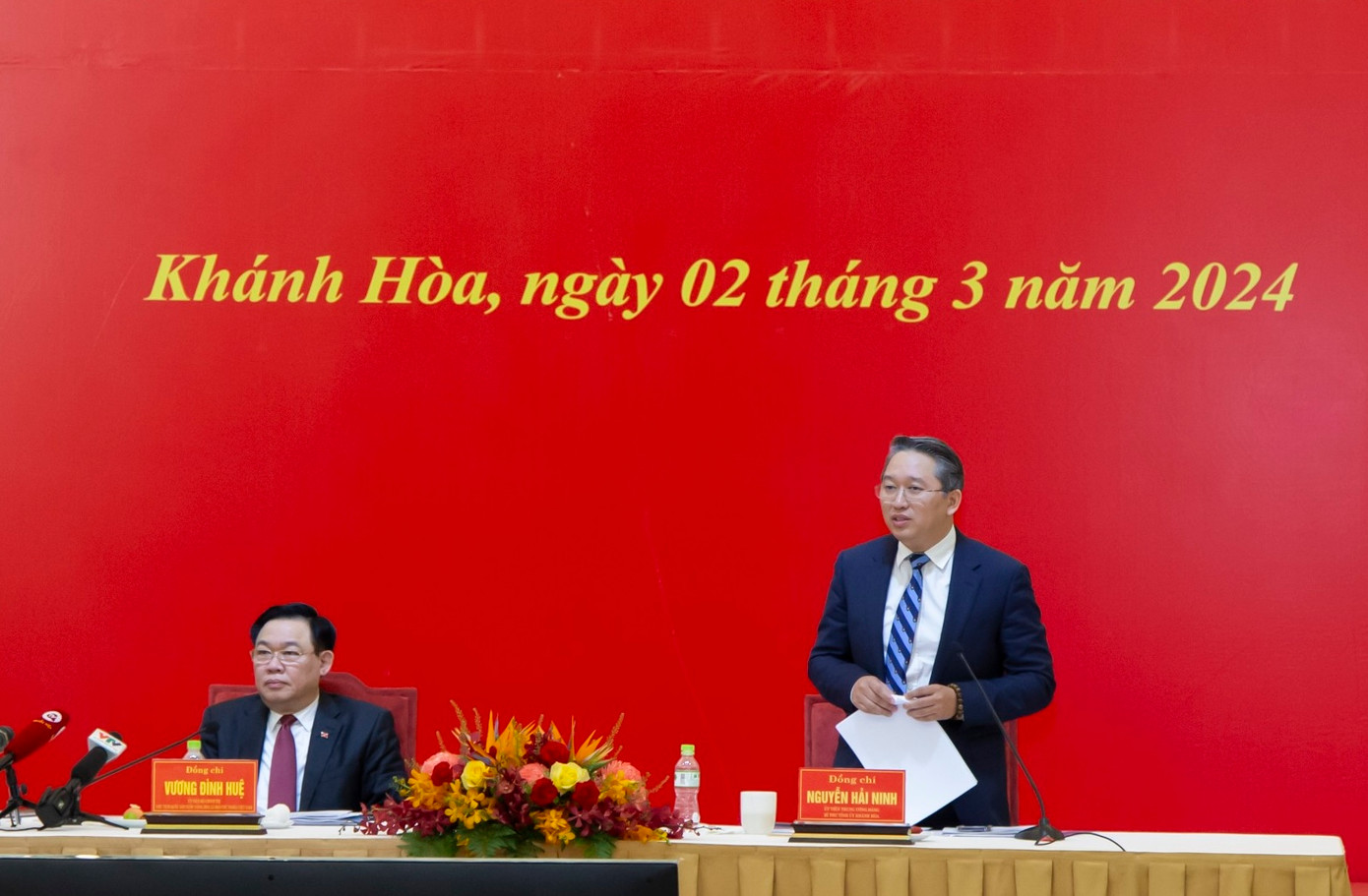 Bí thư Tỉnh uỷ Khánh Hòa (ảnh phải) phát biểu tại buổi làm việc. Bí thư Tỉnh uỷ Khánh Hòa (ảnh phải) phát biểu tại buổi làm việc.