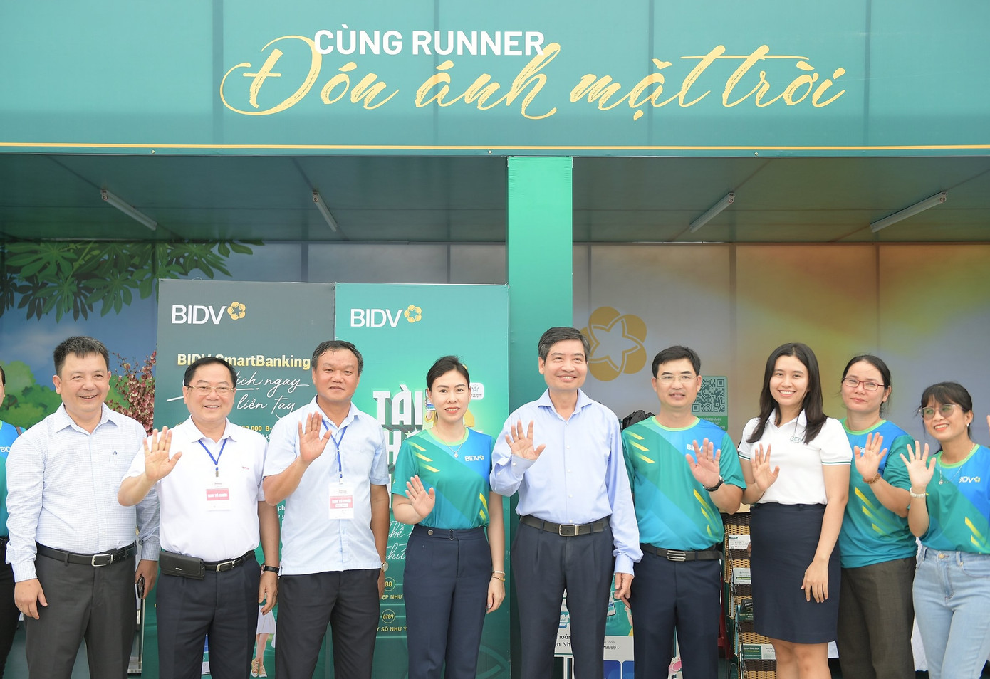 Chủ tịch UBND tỉnh Phú Yên Tạ Anh Tuấn, Phó Chủ tịch UBND tỉnh Phú Yên Đào Mỹ và nhà báo Lê Xuân Sơn chụp hình lưu niệm với cán bộ và nhân viên các đơn vị tài trợ Tiền Phong Marathon 2024. Chủ tịch UBND tỉnh Phú Yên Tạ Anh Tuấn, Phó Chủ tịch UBND tỉnh Phú Yên Đào Mỹ và nhà báo Lê Xuân Sơn chụp hình lưu niệm với cán bộ và nhân viên các đơn vị tài trợ Tiền Phong Marathon 2024.